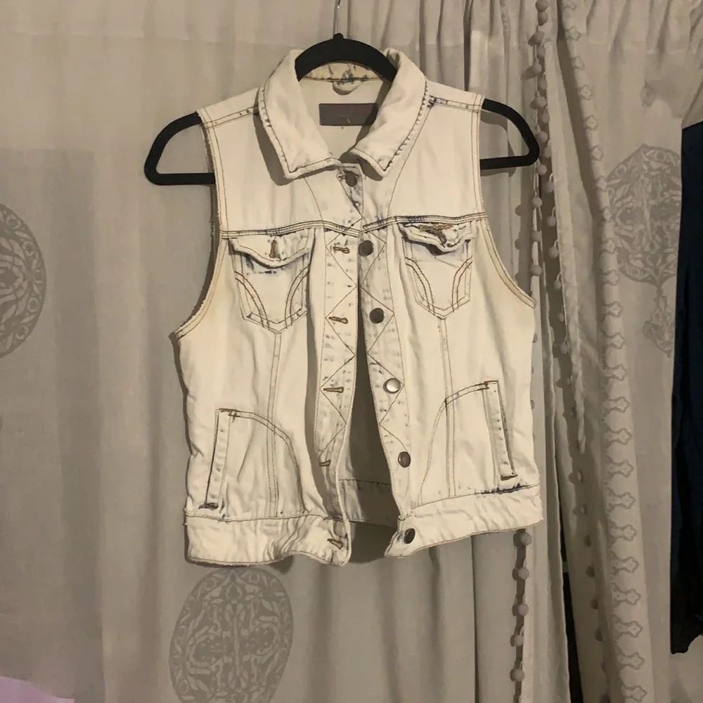 Boho Light Wash Ripped Frayed Denim Vest Jacket Juicy Couture Vintage Pin - Picture 7 of 9